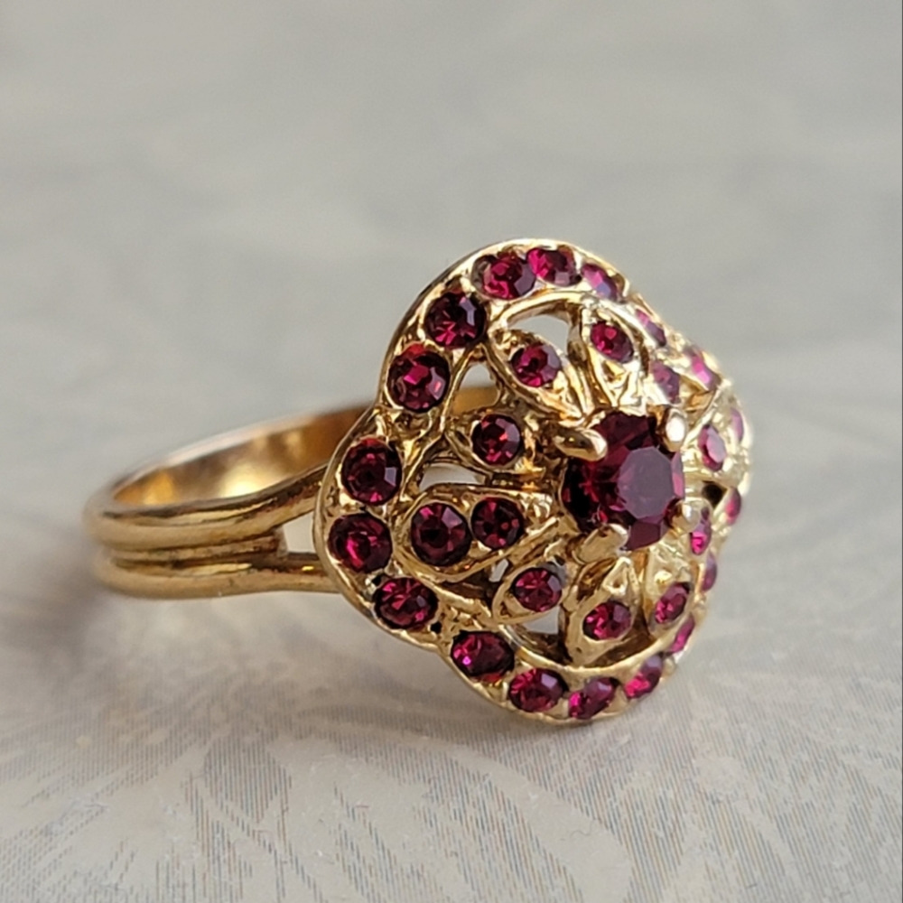 Beautiful Vintage Ring Simulated Ruby Gemstone Cluster Gold Tone Size 8 Flawed